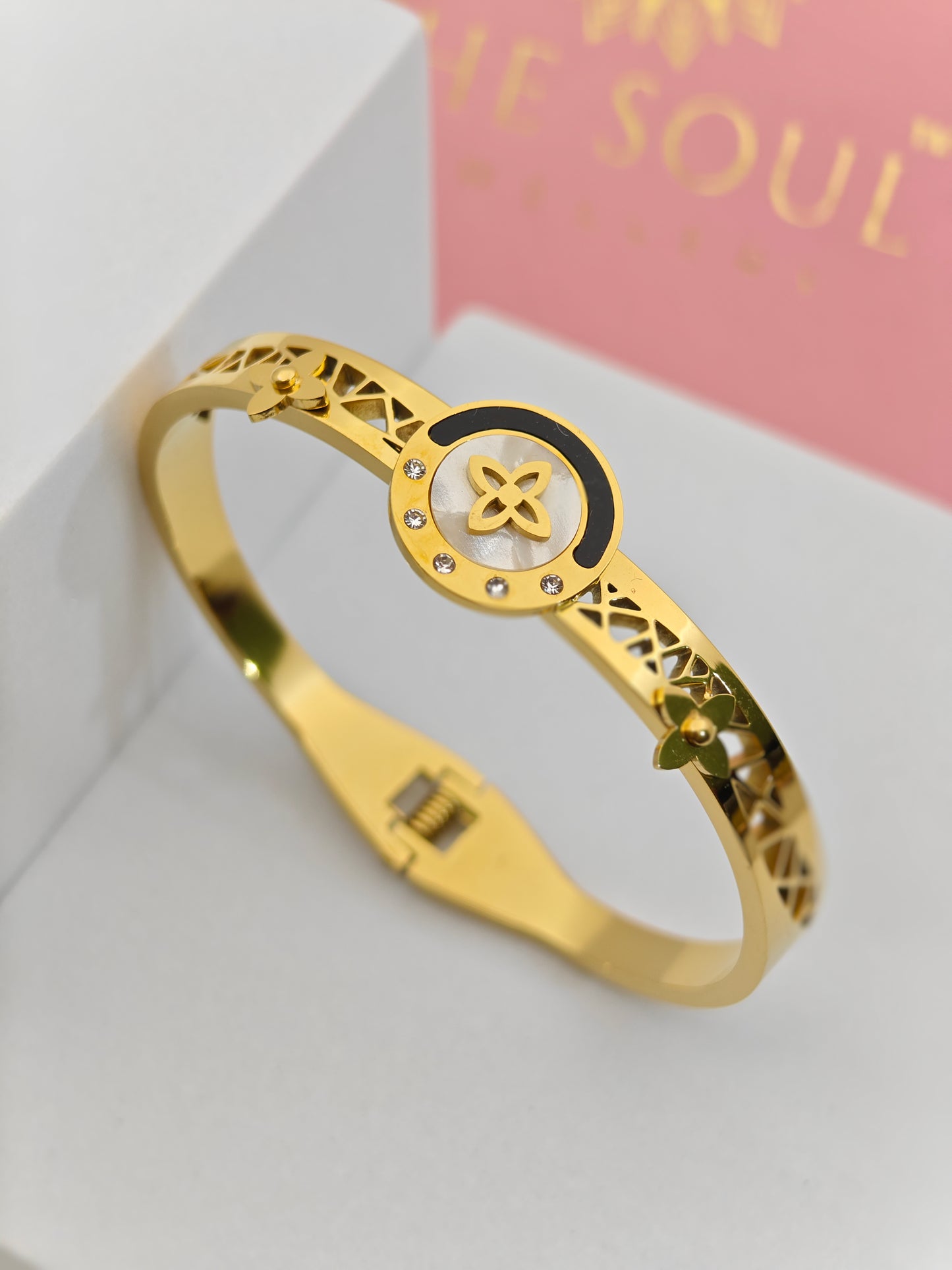 Luxury 18K Gold Plated Anti-Tarnish Bangle with Iconic Floral Medallion – Elegant and Timeless Design RGB282