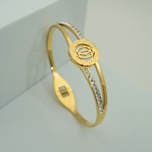 Luxury 18K Gold Plated Anti-Tarnish Emblem Bangle with Crystal Accents – Elegant Openable Design RGB309