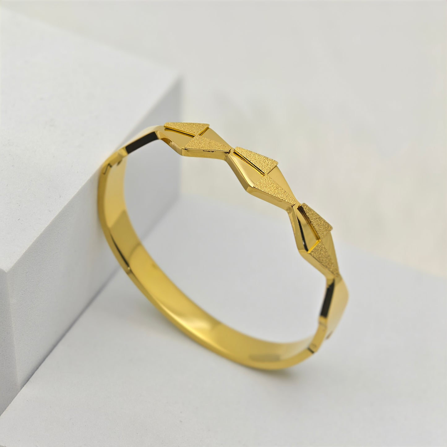 Luxury 18K Gold Plated Geometric Anti-Tarnish Bangle – Bold & Elegant Statement Bracelet RGB409