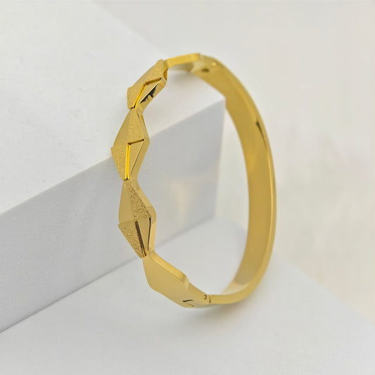 Luxury 18K Gold Plated Geometric Anti-Tarnish Bangle – Bold & Elegant Statement Bracelet RGB409