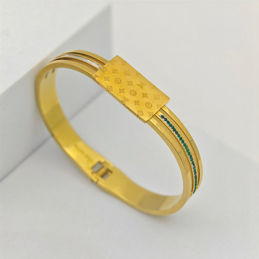 Luxury 18K Gold-Plated Engraved Bracelet – Anti-Tarnish Stainless Steel with Emerald Green Crystal Accents RGB416