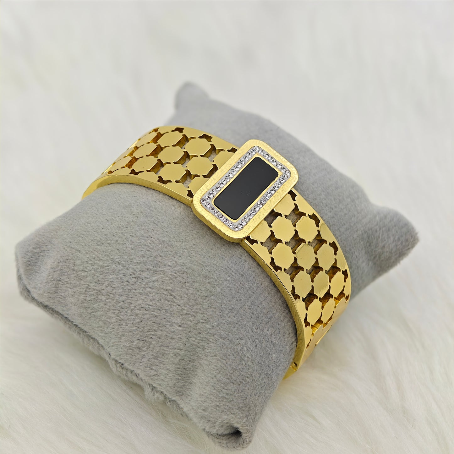 Luxury 18K Gold-Plated Black Gem Gala Cuff Bracelet – Anti-Tarnish Stainless Steel with Crystal Accents RGB421