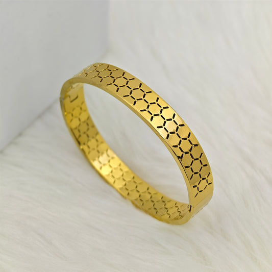 Luxury 18K Gold-Plated Geometric Cutout Bracelet – Anti-Tarnish Stainless Steel Bangle with Modern Engraved Design RGB424