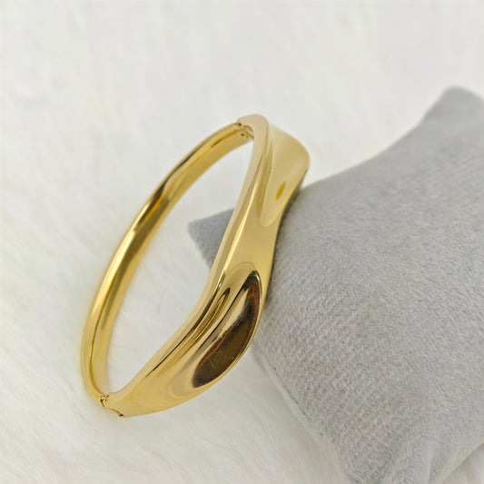 Luxury 22K Gold-Plated Wave Cuff Bracelet – Anti-Tarnish Stainless Steel Statement Bangle RGB441