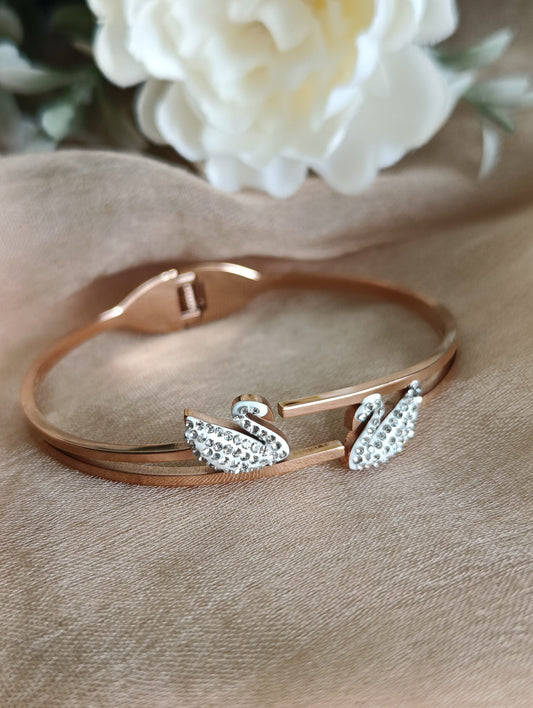 Elegant 18K Rose Gold Plated Anti-Tarnish Swan Bangle – Sparkling Crystal Daily Wear Bracelet for Women RGB477