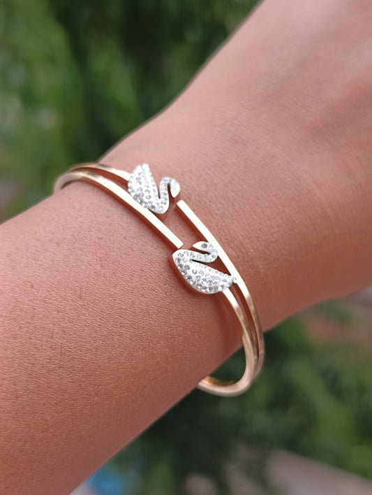 Elegant 18K Rose Gold Plated Anti-Tarnish Swan Bangle – Sparkling Crystal Daily Wear Bracelet for Women RGB477