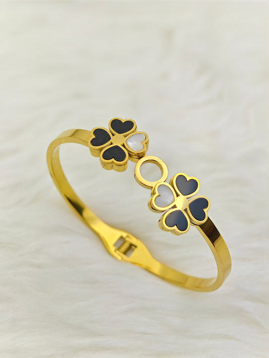 18K Gold Plated Anti-Tarnish Double Clover Bangle for Women – Elegant Black & White Enamel Heart Charm Bracelet RGB492