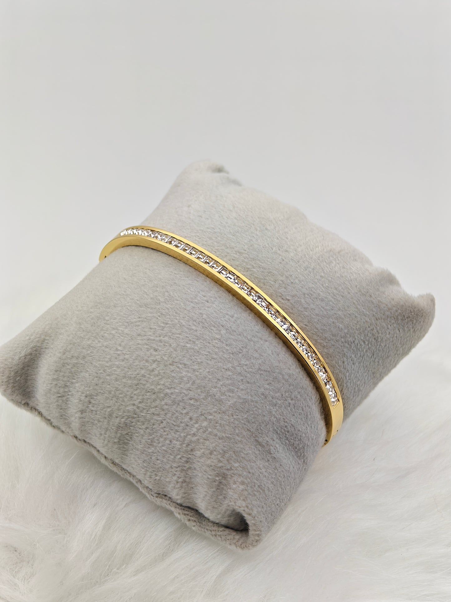 Classic 18K Gold Plated Anti-Tarnish Bangle with Elegant Crystal Inlay for Everyday Wear RGB244