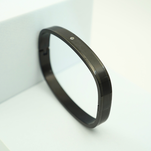 Luxury Black Polished Anti-Tarnish Bangle with Diamond Accent – Sleek Openable Design RGB313