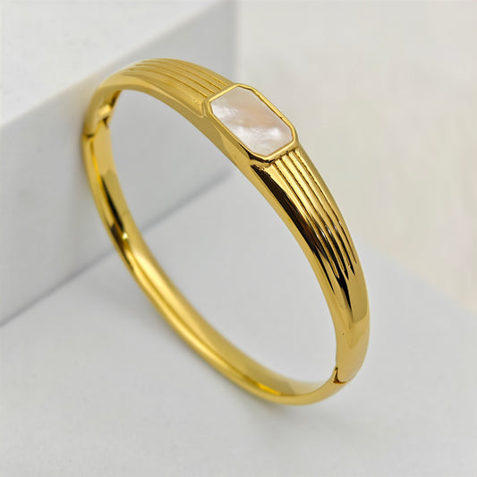 Luxury 22K Gold-Plated Mother of Pearl Bracelet – Anti-Tarnish Stainless Steel Bangle with Elegant Textured Design RGB439