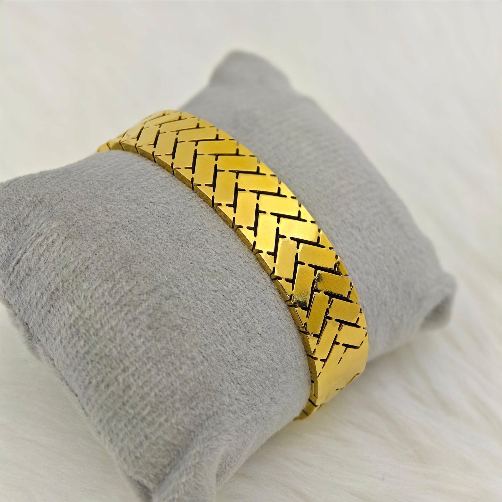 Luxury 18K Gold Plated Anti - Tarnish Geometric Pattern Bangle – Elegant & Timeless Bracelet RGB406 - The Soul Jewellery
