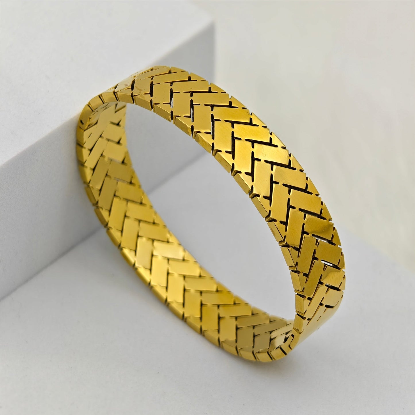 Luxury 18K Gold Plated Anti - Tarnish Geometric Pattern Bangle – Elegant & Timeless Bracelet RGB406 - The Soul Jewellery