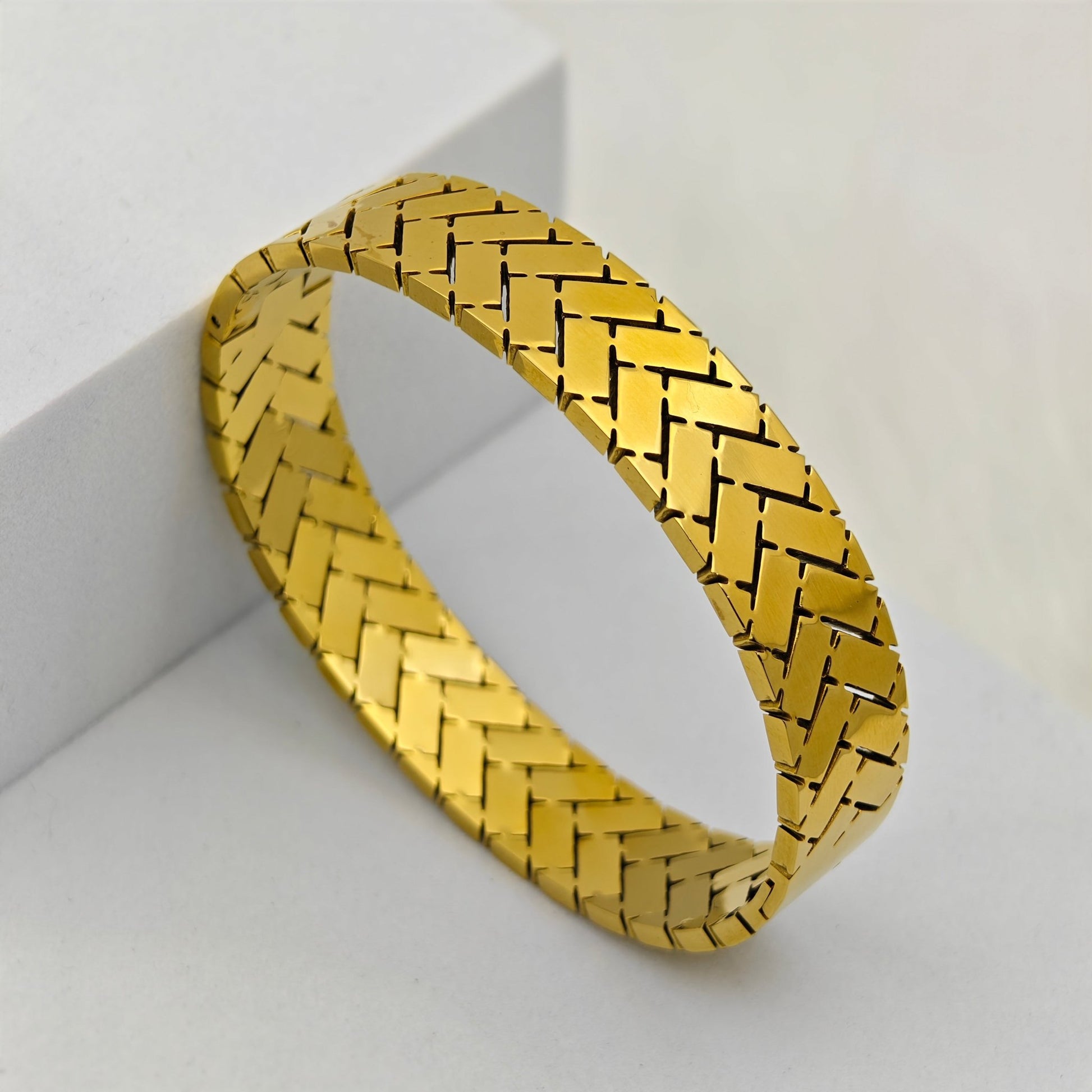 Luxury 18K Gold Plated Anti - Tarnish Geometric Pattern Bangle – Elegant & Timeless Bracelet RGB406 - The Soul Jewellery
