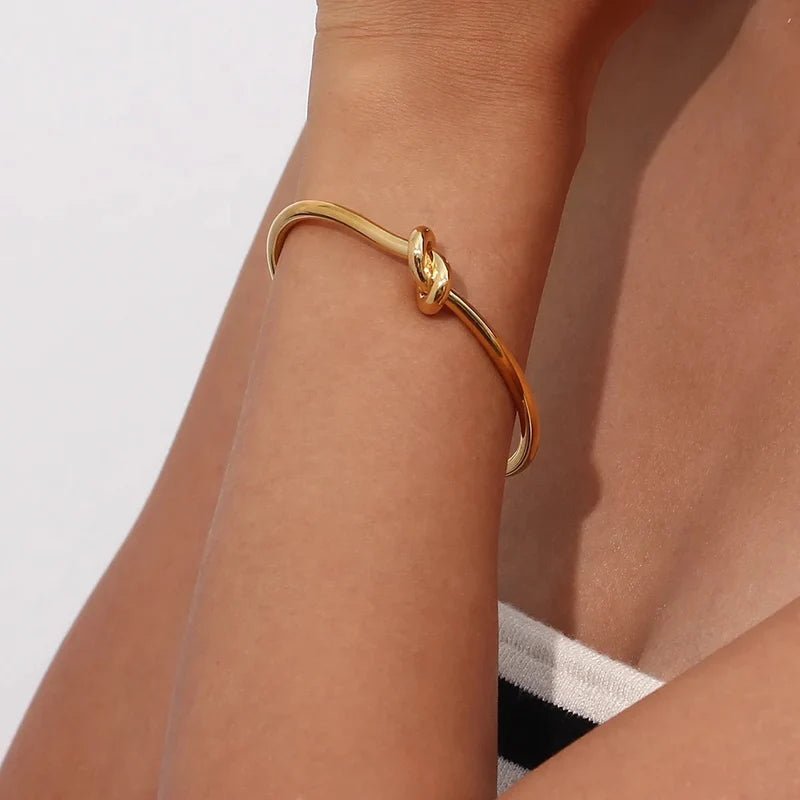 AURÉLIA AMORE LUXE 6™ Celestial Knot Bloom MOP & CZ Radiance Demi Fine Bracelet for Women - The Soul Jewellery